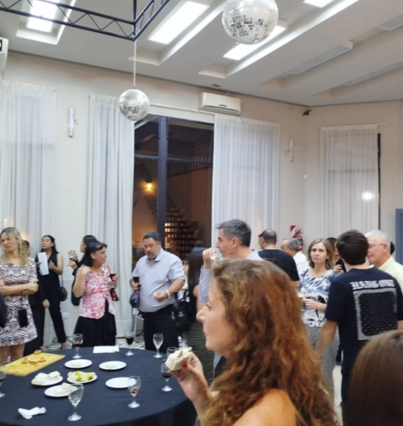 Atención al cliente cena fin de año Lo Nuestro Catering